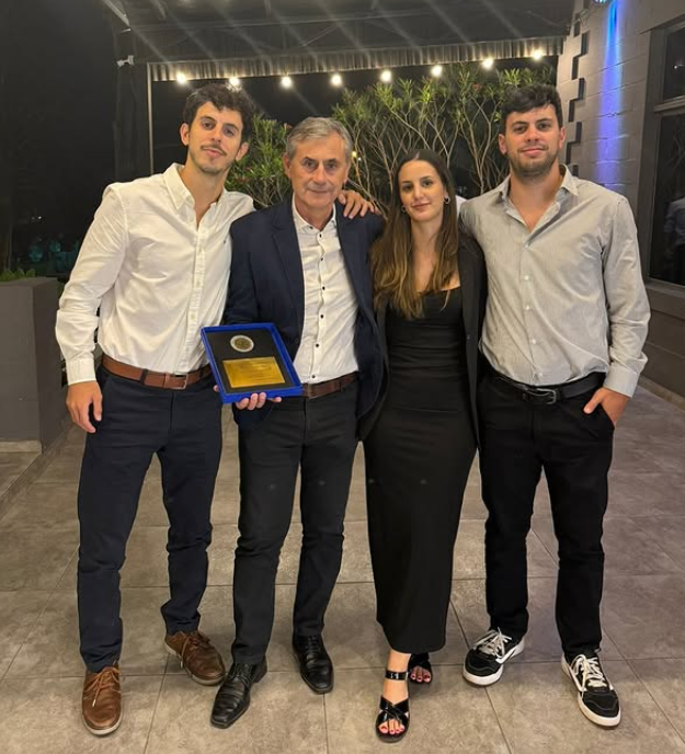 Luis Gómez junto a sus hijos durante el reconocimiento por sus 40 años de actividad